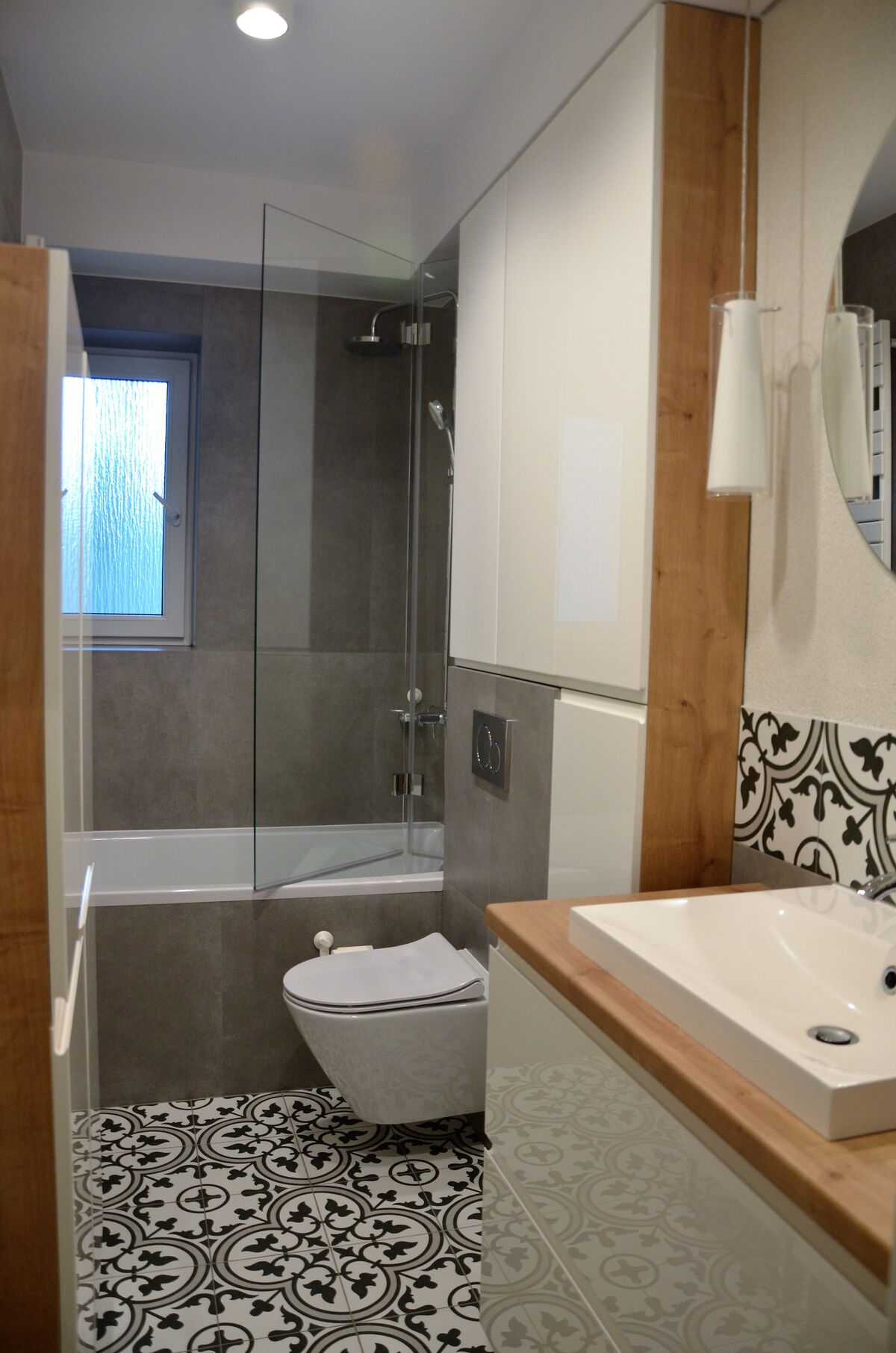 Mała łazienka w kamienicy z lat 40. — 5 m², Wrocław, projekt wnętrz Kavalerka Studio